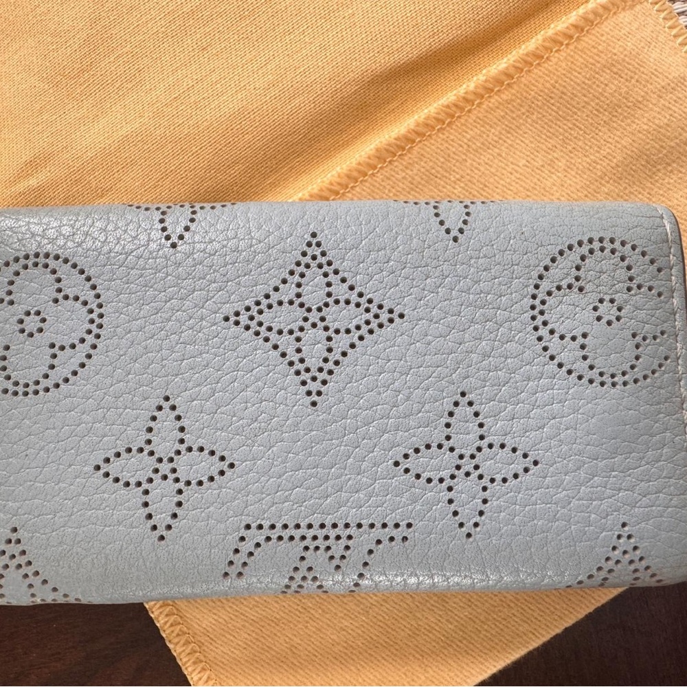 Louis Vuitton Light Blue Mahina Key Holder - Picture 3 of 8